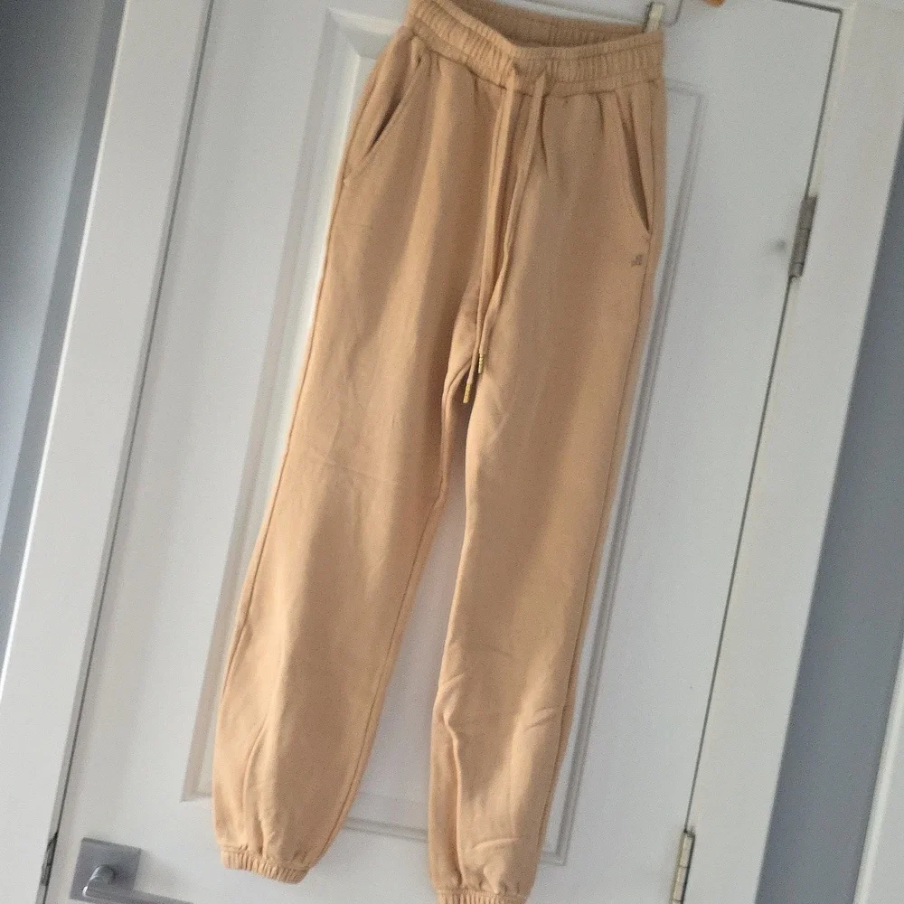 WeWoreWhat Beige Tan French Terry Knit Hoodie & Pant Set! - Picture 7 of 16